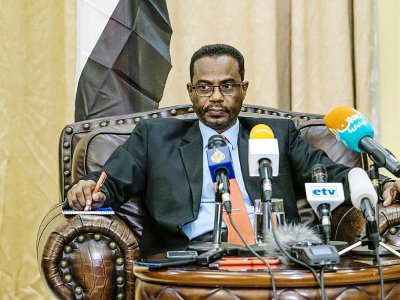 Le général soudanais Jalaluddine Cheikh, membre du Conseil militaire de transition, lors d'une conférence de presse à l'ambassade du Soudan à Addis Abeba en Ethiopie, le 15 avril 2019 - EDUARDO SOTERAS [AFP]