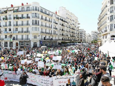Nouvelle manifestation d'étudiants algériens pour réclamer la fin du "système" Bouteflika, le 16 avril 2019 dans les rues d'Alger - - [AFP]