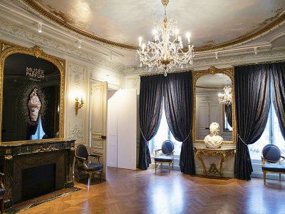 Dans un hôtel particulier en face de l'opéra Garnier, la maison familiale Fragonard, basée à Grasse, raconte le savoir-faire lié à cette ville de la Côte d'Azur, berceau de la parfumerie mondiale - Thomas SAMSON [AFP]