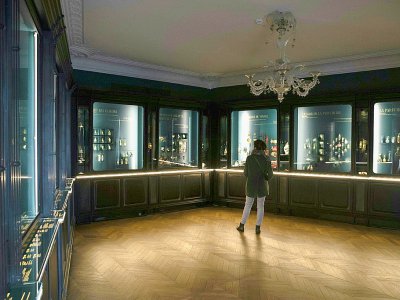 Des flacons de parfum exposés au Musée du Parfum Fragonard à Paris, le 12 avril 2019 - Thomas SAMSON [AFP]