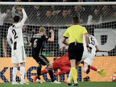Le milieu de terrain de l'Ajax Amsterdam Donny Van de Beek inscrit un but lors de la victoire sur la Juventus en quarts de finale de Ligue des champions le 16 avril 2019 - Filippo MONTEFORTE [AFP]