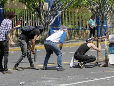 Des étudiants s'affrontent avec les forces de l'ordre à Managua, le 19 avril 2018 - Inti Ocon [AFP]