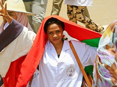Une manifestante soudanaise autour du QG de l'armée, à Khartoum, le 17 avril 2019 - Ashraf SHAZLY [AFP]