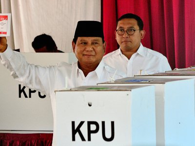 Le général Prabowo Subianto se prépare à déposer son bulletin de vote dans l'urne, à Bogor le 17 avril 2019 - Dwi Susanto [AFP]