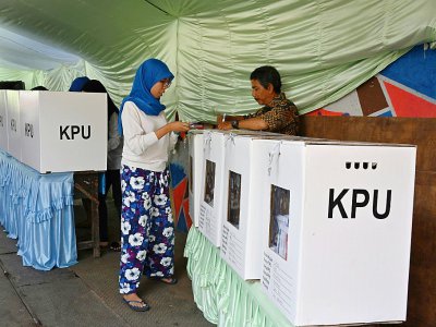 Une Indonésienne vote à Jakarta le 17 avril 2019 - ADEK BERRY [AFP]