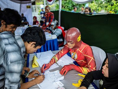Des membres de bureaux de vote déguisés en superhéros à Surabaya  en Indonésie, le 17 avril 2019 - Juni Kriswanto [AFP]
