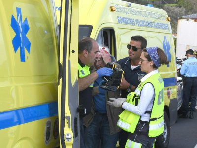 Un blessé pris en charge par les secours après l'accident de bus à Caniço dans le sud-est de l'île de  Madère, le 17 avril 2019 - RUI SILVA [AFP]