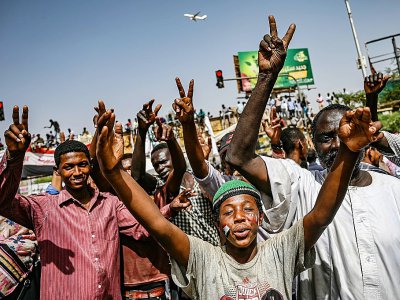 Des manifestants soudanais autour du QG de l'armée, à Khartoum, le 17 avril 2019 - OZAN KOSE [AFP]