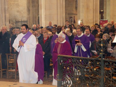 Cérémonie à la Basilique Notre-Dame d'Alençon, en communion avec le diocèse de Paris. - Eric Mas