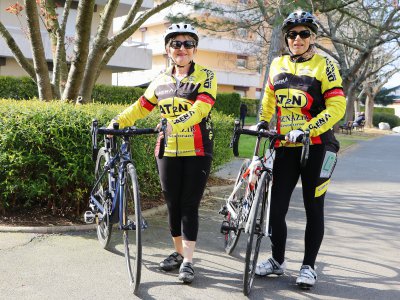 Ghislaine et Reine ne rigolent pas avec l'équipement. Les vélos sont aussi de très grande qualité : pas plus de 10 kg ! - Léa Quinio