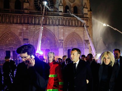 Emmanuel Macron et sa femme Brigitte devant le parvis de Notre-Dame lors de l'intervention des pompiers, le 16 avril 2019 - PHILIPPE WOJAZER [POOL/AFP]