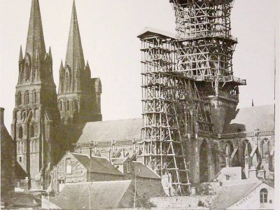 A Bayeux, des échaffaudages avaient été mis en place pour consolider la tour lors de la reconstruction. - D.R