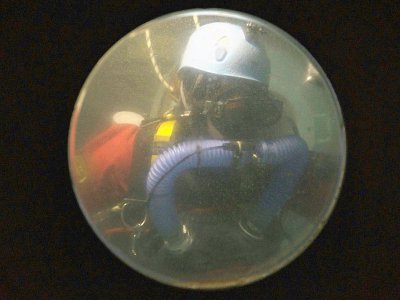 Frédéric Swierczynski essaie son équipement dans un caisson hyperbare le 17 janvier 2019 à Marseille - BORIS HORVAT [AFP]