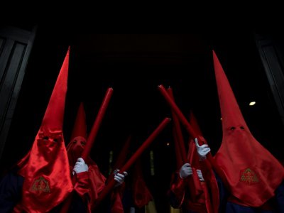 Des pénitents prennent part à la procession du Christ des gitans à Grenade le 17 avril 2019 - JORGE GUERRERO [AFP/Archives]