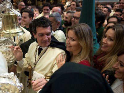 L'acteur espagnol Antonio Banderas et son amie Nicole Kimpelt pendant une procession de la Semaine Sainte, commémorant pour les chrétiens les derniers jours du Christ, à Malaga le 14 avril 2019 - JORGE GUERRERO [AFP/Archives]