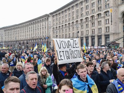 Des supporters de Petro Porochenko se préparent à assister au grand débat à Kiev, le 19 avril 2019, deux jours avant le second tour de l'élection présidentielle - Sergei GAPON [AFP]