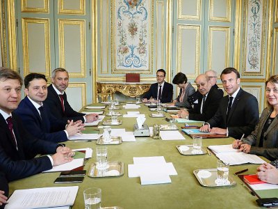 Le comédien Volodimir Zelenski (2de G), candidat à la présidentielle ukrainienne, rencontre le président français Emmanuel Macron le 12 avril 2019 - Ludovic MARIN [POOL/AFP/Archives]