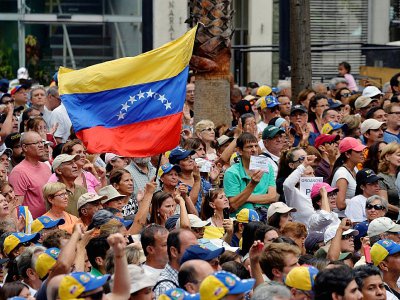 Des opposants vénézuéliens écoutent un discours de leur leader Juan Guaido, le 19 avril 2019 à Caracas - Federico Parra [AFP]