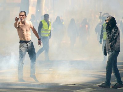 Un manifestant au milieu de gaz lacrymogènes lors d'une manifestation des Gilets Jaunes le 13 avril 2019 à Toulouse - Pascal PAVANI [AFP/Archives]