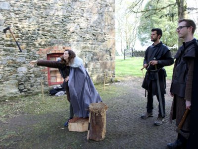 Le lancer de hache, l'une des activités proposées aux touristes fans de "Game of Thrones" qui visitent l'Irlande du Nord, site de tournage de la série, le 17 avril 2019 - PAUL FAITH [AFP]