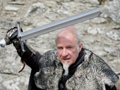 Le maître d'armes Will van der Kells pose avec une réplique d'un glaive de la série "Game of Thrones", le 17 avril 2019 en Irlande du Nord - PAUL FAITH [AFP]