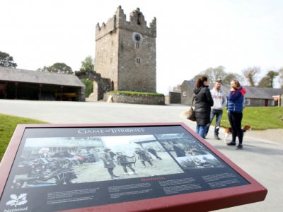 Un panneau accueille les touristes du château de Strangford en Irlande du Nord en les informant que des scènes de la série "Game of Thrones" y ont été tournées - PAUL FAITH [AFP]