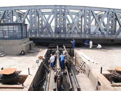 Le mécanisme de manœuvre du pont, un système hydraulique à l'eau douce, est le même depuis la construction de l'ouvrage en 1889. - Port de Dieppe