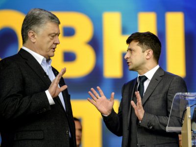 Le président ukrainien sortant Petro Porochenko (g) et l'autre candidat à la présidentielle, le comédien Volodymyr Zelensky lors d'un débat au stade Olimpiïski à Kiev, le 19 avril 2019 - Sergei CHUZAVKOV [AFP]