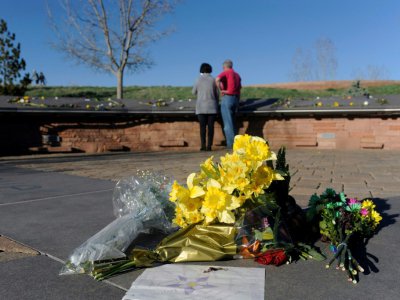 Des fleurs déposées à Littleton, Colorado, pour la veillée funèbre organisée à l'occasion des 20 ans de Columbine - Jason Connolly [AFP]