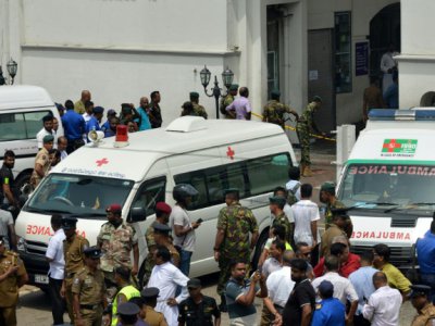 Des ambulances stationnent devant l'église Saint-Anthony à Colombo frappée par une explosion meurtrière, le 21 avril 2019 - ISHARA S. KODIKARA [AFP]