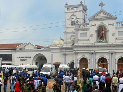 Des ambulances stationnent devant l'église Saint-Anthony de Colombo après une explosion meurtrière, le 21 avril 2019 - ISHARA S.  KODIKARA [AFP]