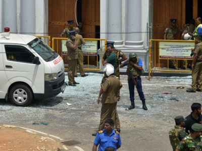 Des personnels de sécurité sri-lankais se tiennent près d'une ambulance devant l'église Saint-Anthony à Colombo après une explosion meurtrière, le 21 avril 2019 - ISHARA S.  KODIKARA [AFP]