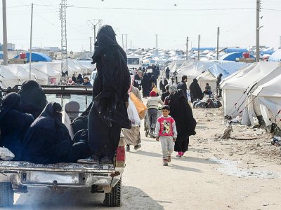 Des femmes voilées arrivent au camp de déplacés Al-Hol dans la province de Hassaké, dans le nord-est syrien, où ont été transférés des civils et des familles de jihadistes du groupe Etat islamique (EI), après avoir fui les violences, le 28 mars 2019 - GIUSEPPE CACACE [AFP]