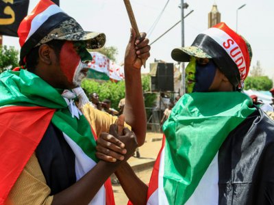 Des manifestants soudanais réclament l'instauration d'un pouvoir civil, le 20 avril 2019 devant le QG de l'armée à Khartoum - Ebrahim Hamid [AFP]