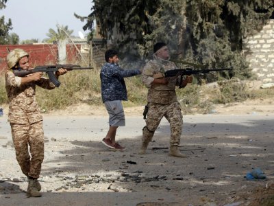 Des combattants loyaux au gouvernement d'union nationale (GNA) tirent sur les forces du maréchal Khalifa Haftar, au sud de la capitale libyenne Tripoli, le 20 avril 2019 - Mahmud TURKIA [AFP]
