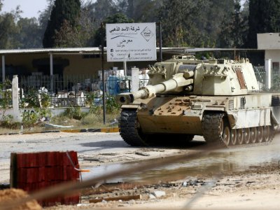 Photo d'un tank des forces loyales au gouvernement d'union nationale (GNA) lors des affrontements avec les forces du maréchal Khalifa Haftar, au sud de Tripoli, le 20 avril 2019 - Mahmud TURKIA [AFP]