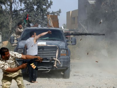 Des combattants loyaux au gouvernement d'union nationale (GNA) tirent sur les forces du maréchal Khalifa Haftar, dans la banlieue sud de la capitale libyenne Tripoli, le 20 avril 2019 - Mahmud TURKIA [AFP]