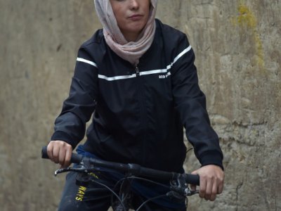 Kobra Samim sur sa bicyclette à Kaboul, le 14 avril 2019 - WAKIL KOHSAR [AFP]