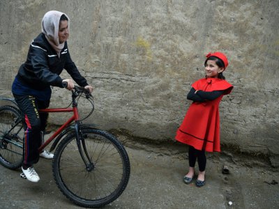 Kobra Samim s'adresse à une fillette dans les rues de Kaboul, le 14 avril 2019 - WAKIL KOHSAR [AFP]