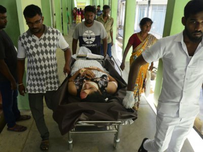 Des blessés sont transportés à l'hôpital après l'explosion dans une église à Batticaloa, est du Sri Lanka le 21 avril 2019 - LAKRUWAN WANNIARACHCHI [AFP]