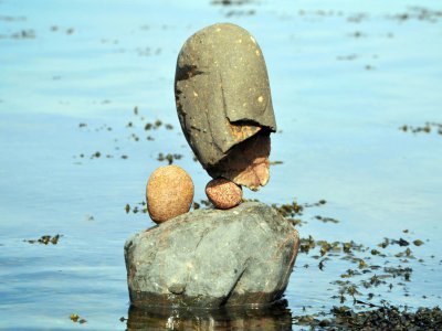 Photo prise le 21 avril 2019 à Dunbar (Ecosse) où  se tenait une compétition de "stone stacking", l'art de faire tenir les pierres en équilibre - Andy Buchanan [AFP]