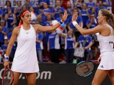 Caroline Garcia (g) et Kristina Mladenovic lors du double décisif contre la Roumanie en demi-finale de Fed Cup, le 21 avril 2019 à Rouen - Geoffroy VAN DER HASSELT [AFP]