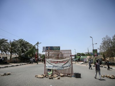 Une barricade établie par les manifestants soudanais près du QG de l'armée à Khartoum le 21 avril 2019 - OZAN KOSE [AFP]