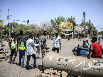 Un point de contrôle établi par les manifestants devant le QG de l'armée à Khartoum le 21 avril 2019 - OZAN KOSE [AFP]