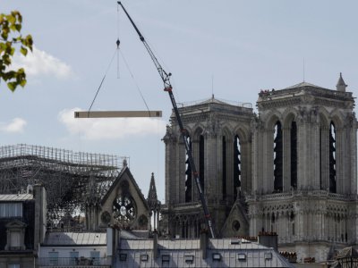 Une grue soulève des matériaux de construction pour consolider Notre-Dame le 17 avril 2019, deux jours après l'incendie - Thomas SAMSON [AFP]