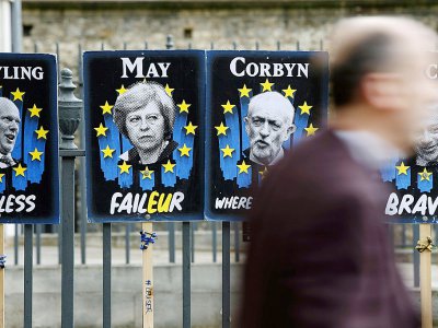 Des affiches mettant en scène la Première Ministre britannique Theresa May et le chef du parti du Labour Jeremy Corbyn, le 3 avril 2019 à Londres - Tolga Akmen [AFP/Archives]