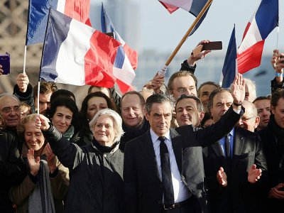 Le candidat à l'élection présidentielle, François Fillon et sa femme Penelope (C) lors d'un rassemblement LR le 5 mars 2017 Place du Trocadéro, à Paris - GEOFFROY VAN DER HASSELT [AFP/Archives]