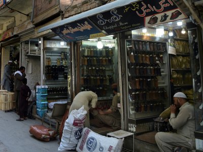 Des magasins de chaussures à Peshawar, le 1er avril 2019 - ABDUL MAJEED [AFP]