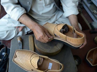 Dans le magasin de chaussures de Chacha Noor Din à Peshawar, le 1er avril 2019 - ABDUL MAJEED [AFP]