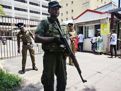 Les forces de sécurité sri-lankaises montent la garde devant l'hôpital national à Colombo, le 24 avril 2019 - Mohd RASFAN [AFP]